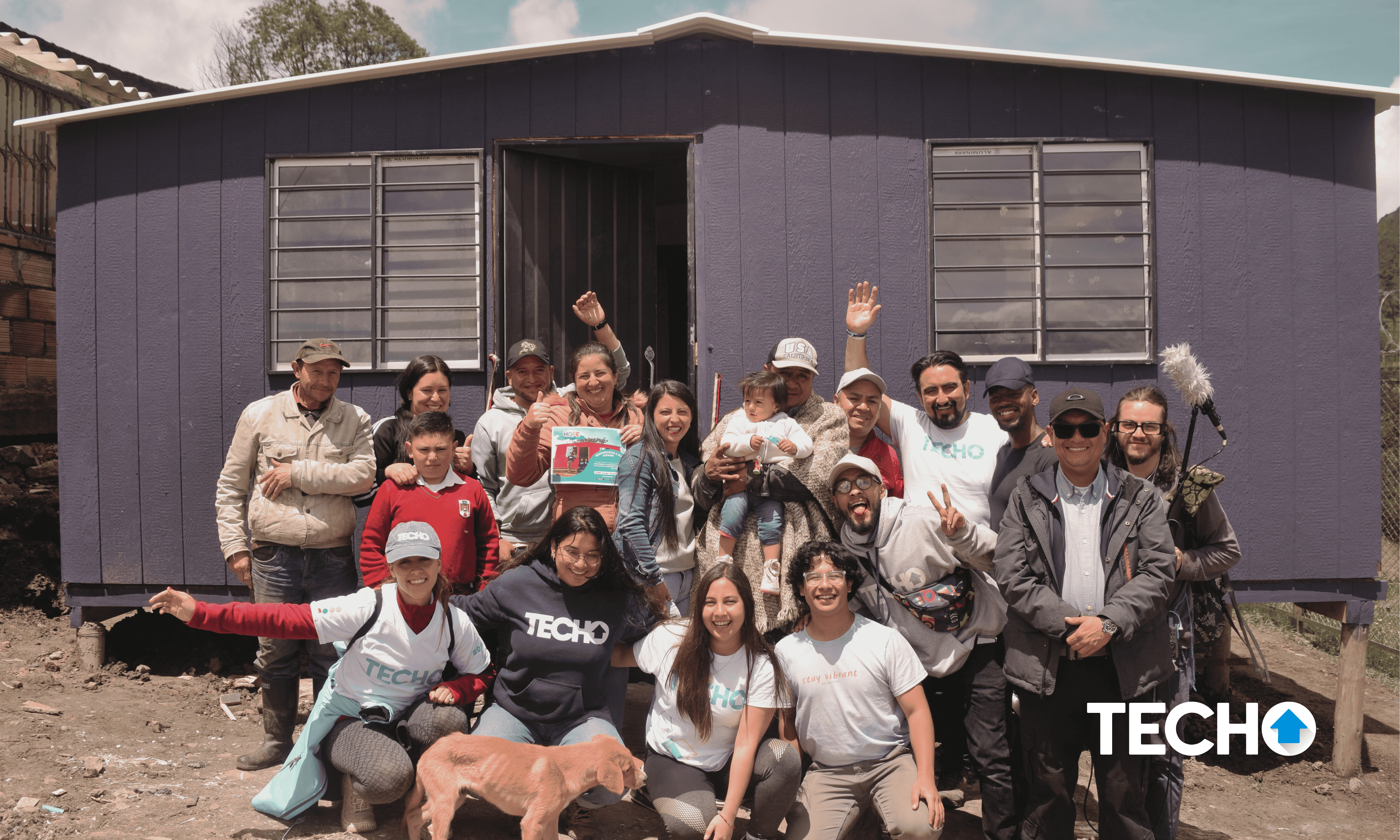 TECHO X Mr. Beast durante la inauguración de una de las viviendas.